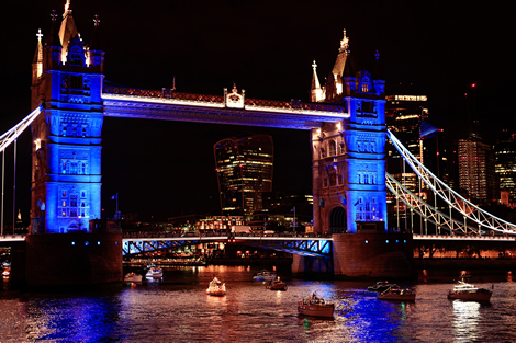 The leading boats pass under Tower Bridge
